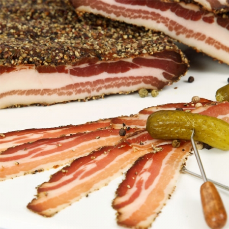 Buurespeck im Pfeffermantel (geschnitten)