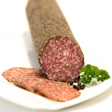 Pfeffersalami geschnitten